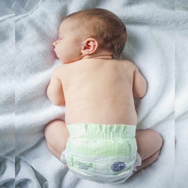 bebeluș purtând scutec Moomin Baby, confort și protecție pentru pielea sensibilă